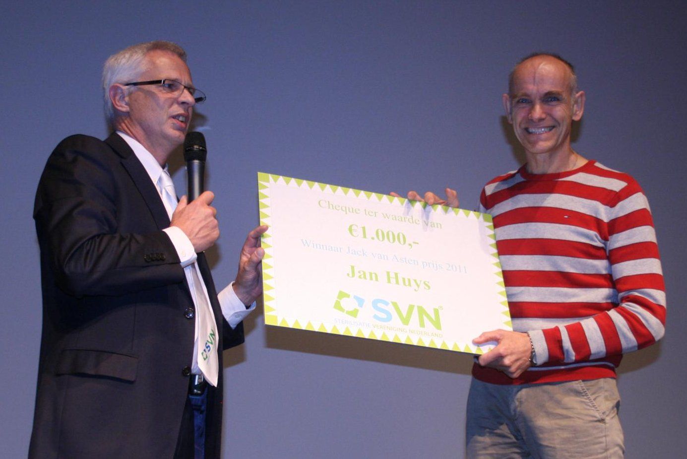 A special birthday gift: Jan receives the first SVN Jack van Asten Award during the autumn congress in De Rehorst in Ede. The award is given once in two years